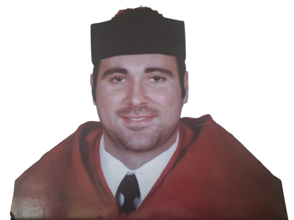 Portrait of a smiling man wearing a traditional academic robe and cap, featured on the "Sobre mí" page to introduce personal background and achievements.